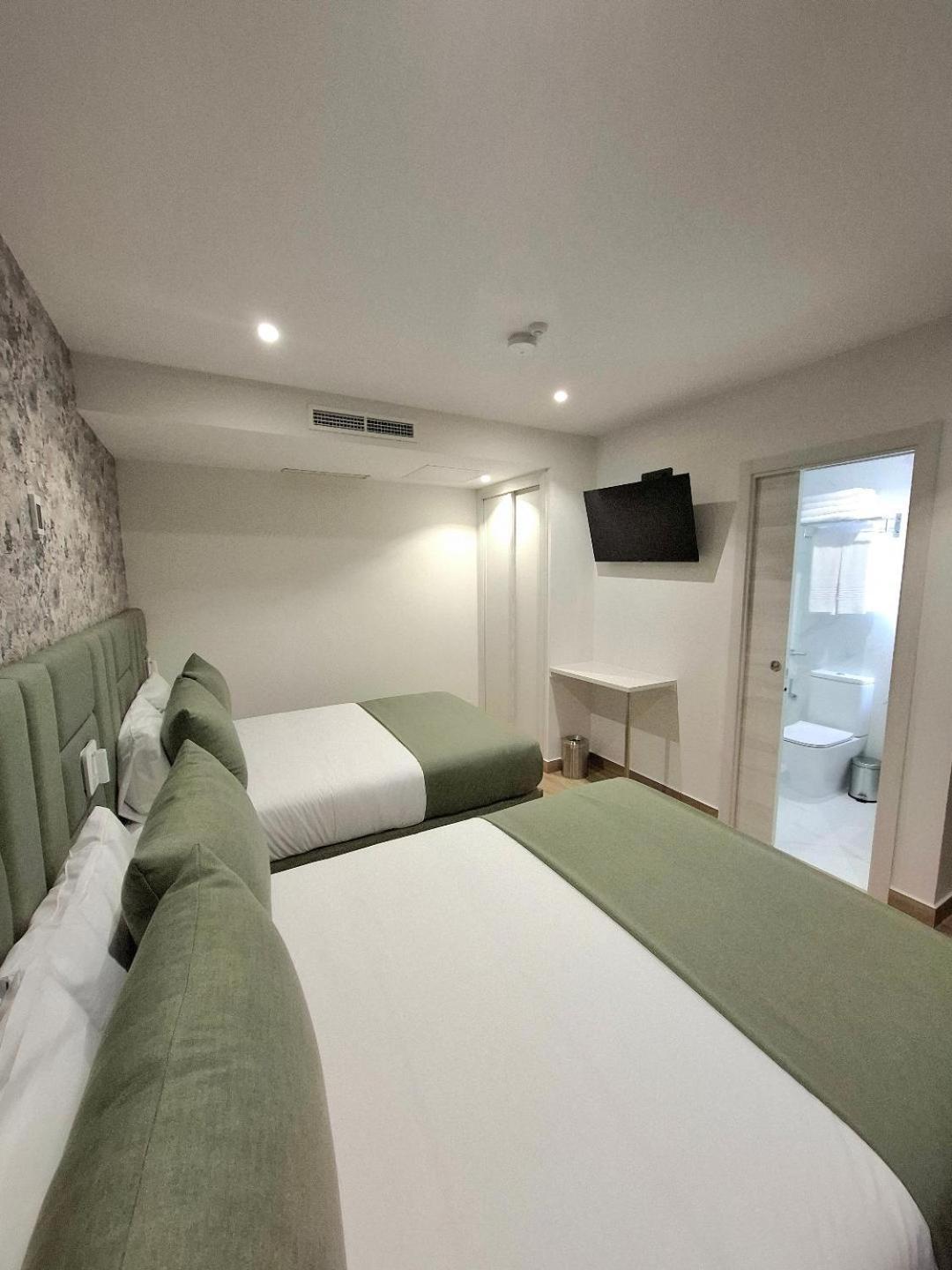 Hostal San Blas มาดริด ภายนอก รูปภาพ