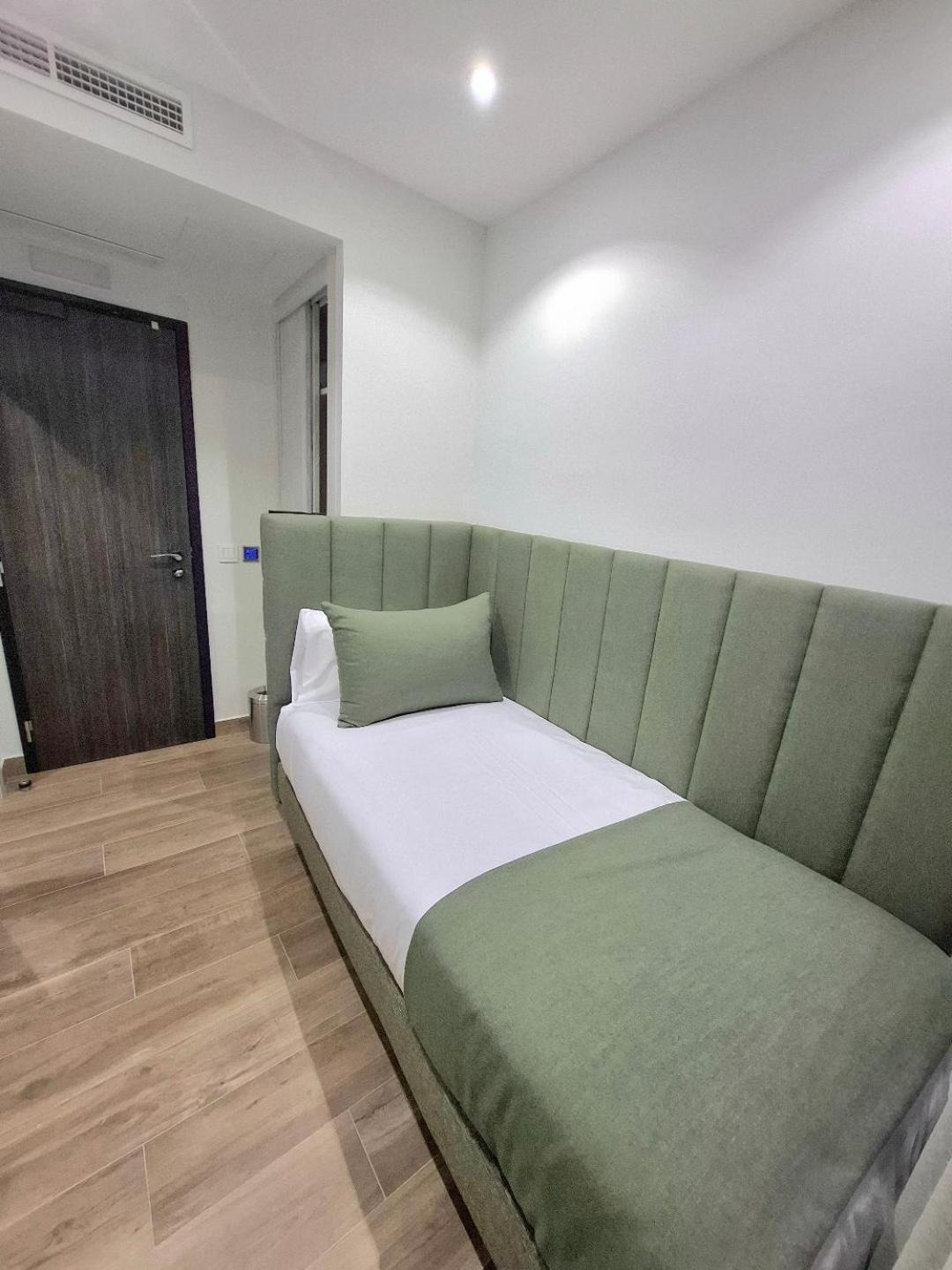 Hostal San Blas มาดริด ภายนอก รูปภาพ