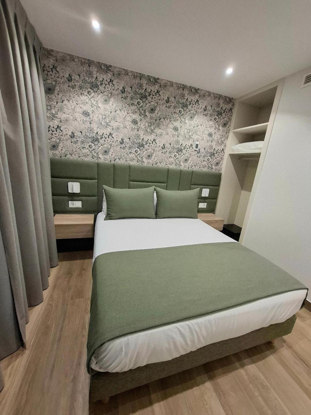 Hostal San Blas มาดริด ภายนอก รูปภาพ